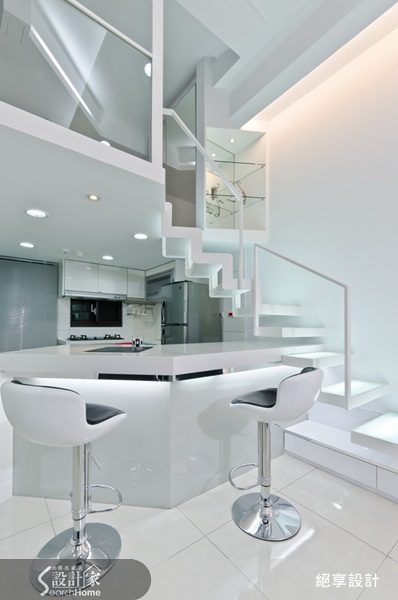 在這個四米二的挑高空間中,屋主期望能夠藉由設計師的