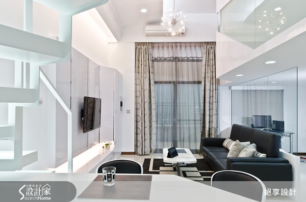 在這個四米二的挑高空間中,屋主期望能夠藉由設計師的
