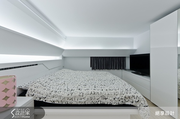 在這個四米二的挑高空間中,屋主期望能夠藉由設計師的