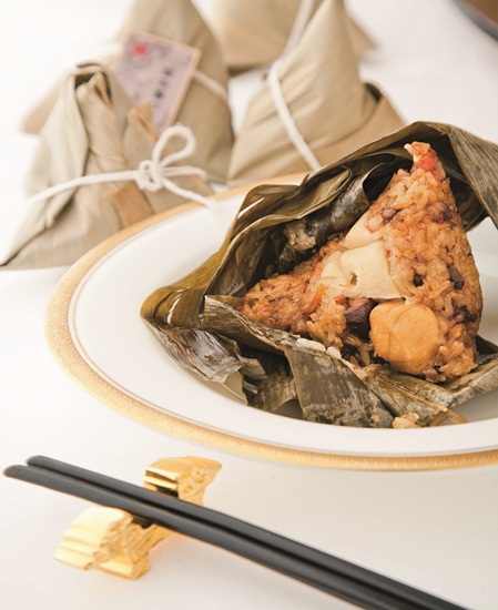 粽子是中國的節慶美食，源自於戰國時代楚國的屈原投汨