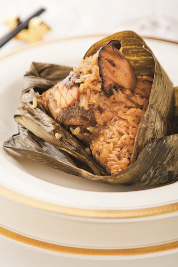 粽子是中國的節慶美食，源自於戰國時代楚國的屈原投汨