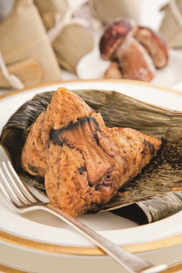 粽子是中國的節慶美食，源自於戰國時代楚國的屈原投汨