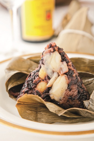 粽子是中國的節慶美食，源自於戰國時代楚國的屈原投汨