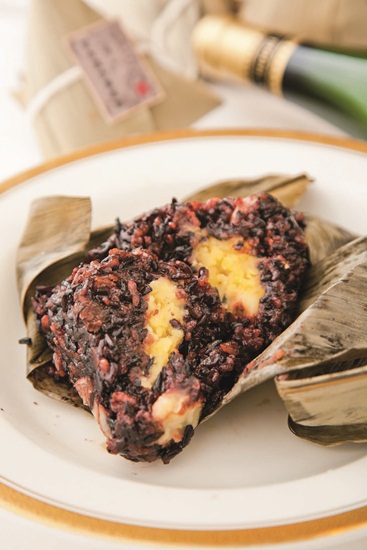 粽子是中國的節慶美食，源自於戰國時代楚國的屈原投汨