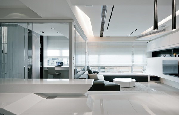 「一」代表著原點，同時也是能生出所有形象的基點。在