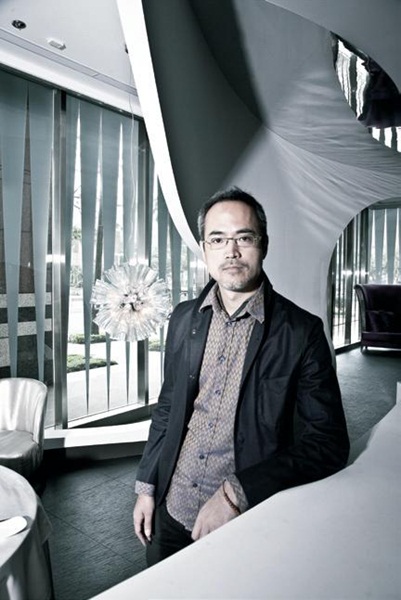 「一」代表著原點，同時也是能生出所有形象的基點。在