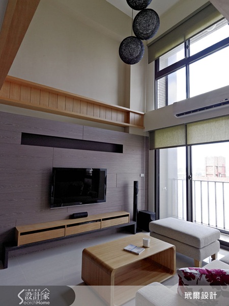 挑高空間看似現代,或者許多設計師喜歡以古典、新古典