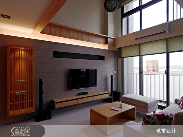 挑高空間看似現代,或者許多設計師喜歡以古典、新古典