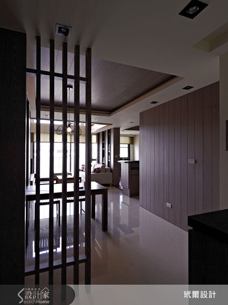 挑高空間看似現代,或者許多設計師喜歡以古典、新古典