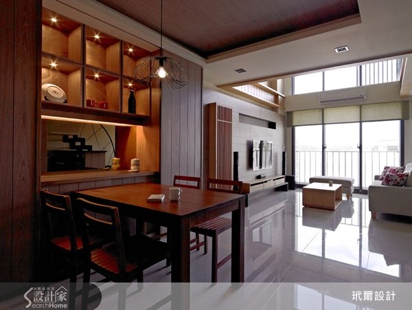 挑高空間看似現代,或者許多設計師喜歡以古典、新古典