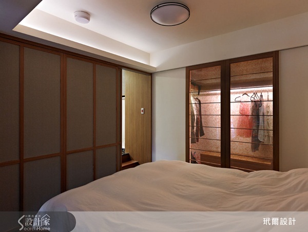 挑高空間看似現代,或者許多設計師喜歡以古典、新古典