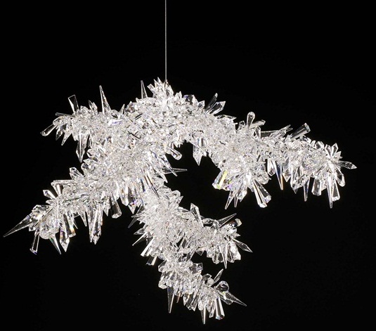 結合水晶材質,運用獨具的雕刻和切割技術,燈飾幻化成