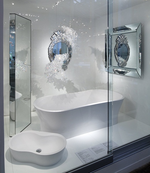 結合水晶材質,運用獨具的雕刻和切割技術,燈飾幻化成