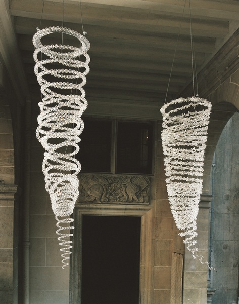 結合水晶材質,運用獨具的雕刻和切割技術,燈飾幻化成