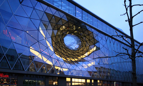 第一眼就被它獨具創意的建築外貌給攻陷了,華麗時尚的