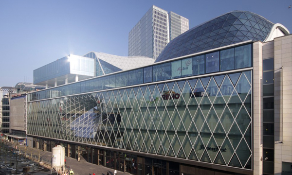 第一眼就被它獨具創意的建築外貌給攻陷了,華麗時尚的