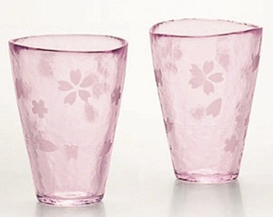 今年時尚潮流往回走，復古大行其道！除了服裝和居家佈