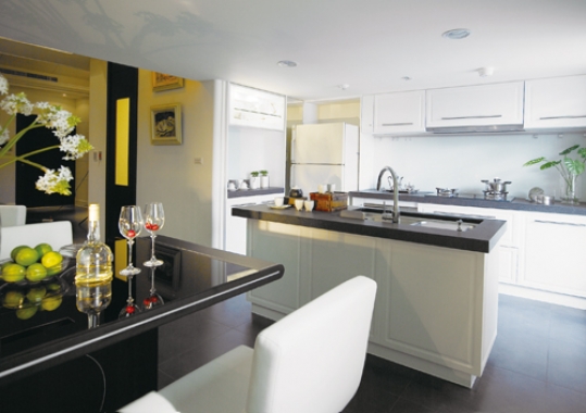 一字型和L型的廚房最容易出現「橫樑壓灶」的狀況，讓