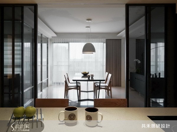 買下比鄰的兩間預售屋後,屋主就預先請來設計師對其進