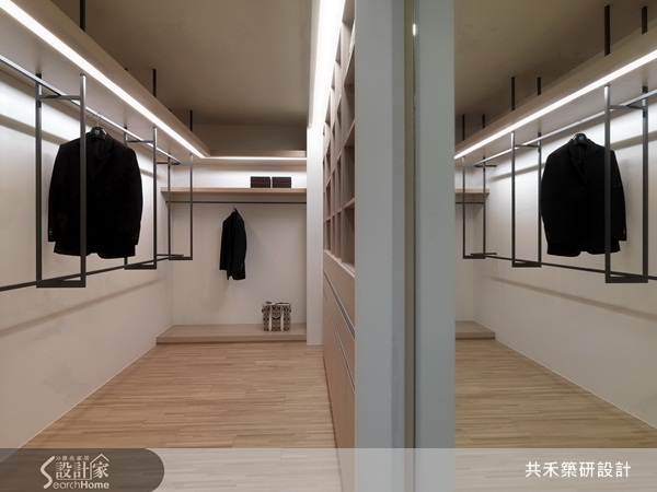 買下比鄰的兩間預售屋後,屋主就預先請來設計師對其進