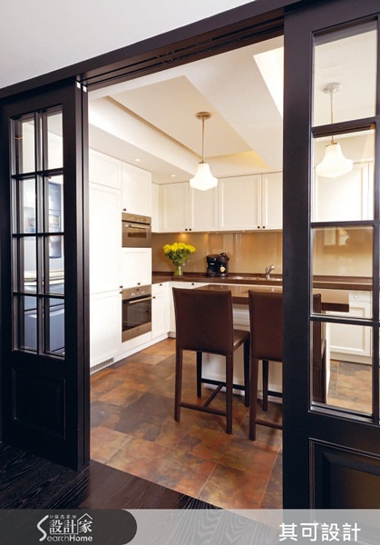 美式空間雖然以大方而簡單的古典風格著稱,然而門片造