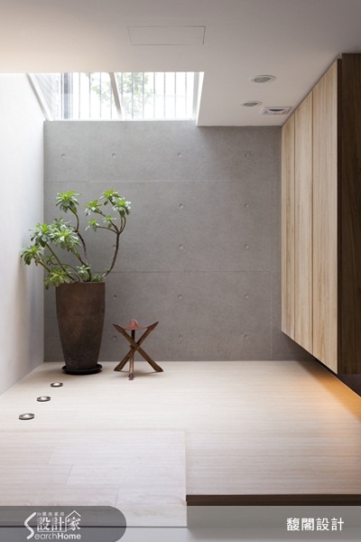 一對年輕的夫妻，在迎接新生命到來的同時，也一邊建構