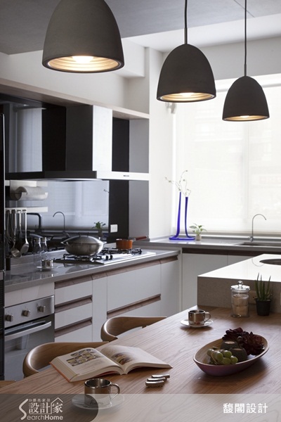 一對年輕的夫妻，在迎接新生命到來的同時，也一邊建構