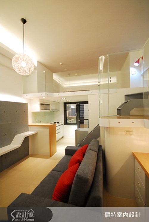 在此三米六高的挑高空間裡，屋主希望能夠擁有摩登而現