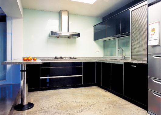 廚房門、窗（或後門）與大門在一直線上，是穿堂煞中最