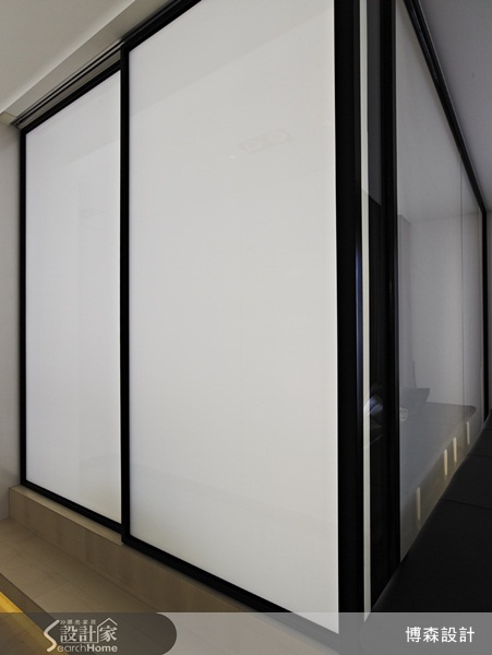 利用調光玻璃做為客廳與和室空間的隔間，既可以維持空