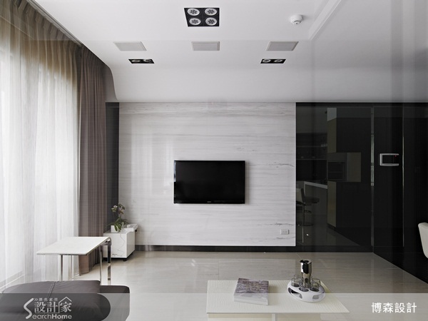 利用調光玻璃做為客廳與和室空間的隔間，既可以維持空