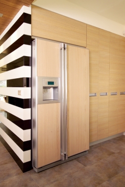 冰箱如古時的倉庫，倉庫宜設煞方、忌吉方，倉庫門不可