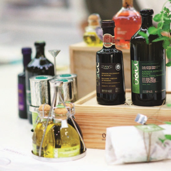 大量使用蔬果、海鮮和橄欖油,是地中海料理的特色;本