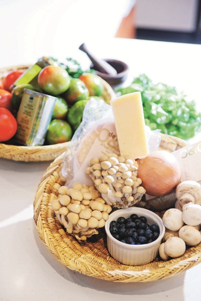 大量使用蔬果、海鮮和橄欖油，是地中海料理的特色；本