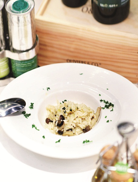 大量使用蔬果、海鮮和橄欖油，是地中海料理的特色；本