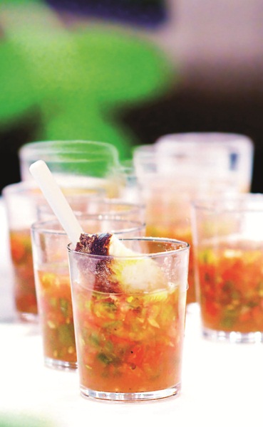 大量使用蔬果、海鮮和橄欖油,是地中海料理的特色;本