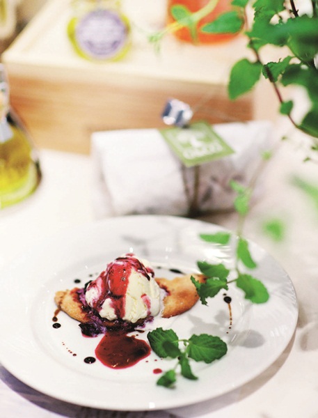 大量使用蔬果、海鮮和橄欖油,是地中海料理的特色;本