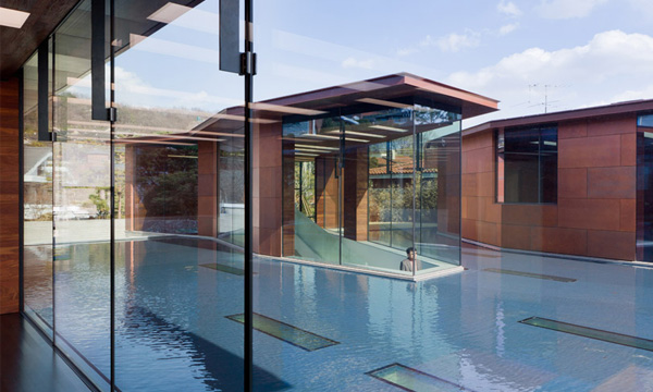 住宅和展覽空間由三座建築物組成，它們由一個水池相連