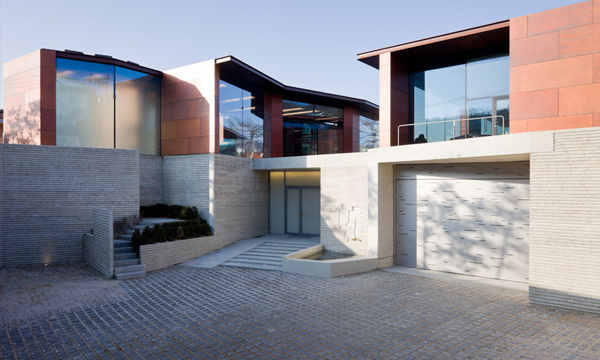 住宅和展覽空間由三座建築物組成，它們由一個水池相連