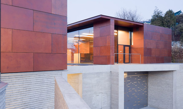 住宅和展覽空間由三座建築物組成，它們由一個水池相連