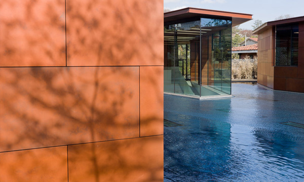 住宅和展覽空間由三座建築物組成，它們由一個水池相連