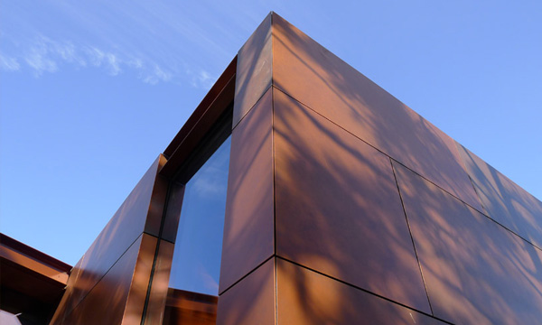 住宅和展覽空間由三座建築物組成，它們由一個水池相連