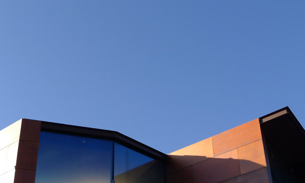 住宅和展覽空間由三座建築物組成，它們由一個水池相連