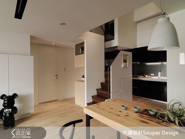 本案屬於4米5挑高夾層型空間。就坪數而言，空間整體雖