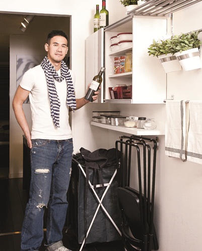 自10年前踏入陳列設計的領域，歷經百貨櫥窗設置、服裝