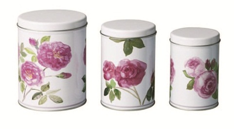 自10年前踏入陳列設計的領域，歷經百貨櫥窗設置、服裝