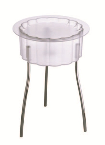 自10年前踏入陳列設計的領域，歷經百貨櫥窗設置、服裝