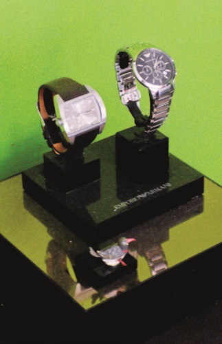 自10年前踏入陳列設計的領域，歷經百貨櫥窗設置、服裝