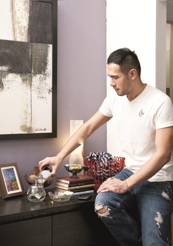 自10年前踏入陳列設計的領域，歷經百貨櫥窗設置、服裝