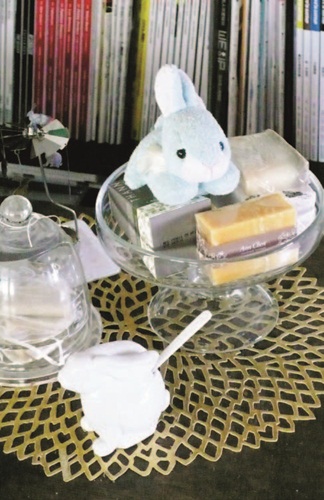 自10年前踏入陳列設計的領域，歷經百貨櫥窗設置、服裝